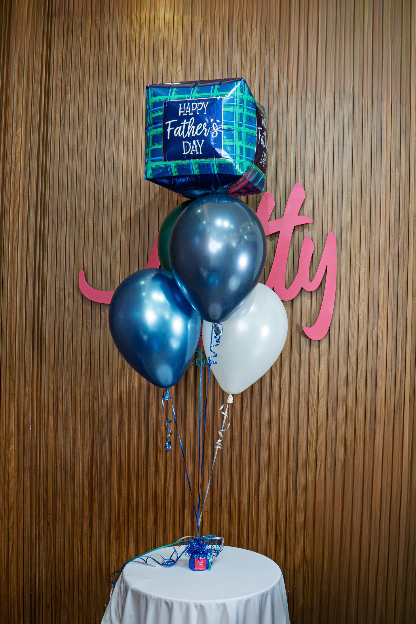 Ramo de globos "Happy Father's Day" con patrón a cuadros
