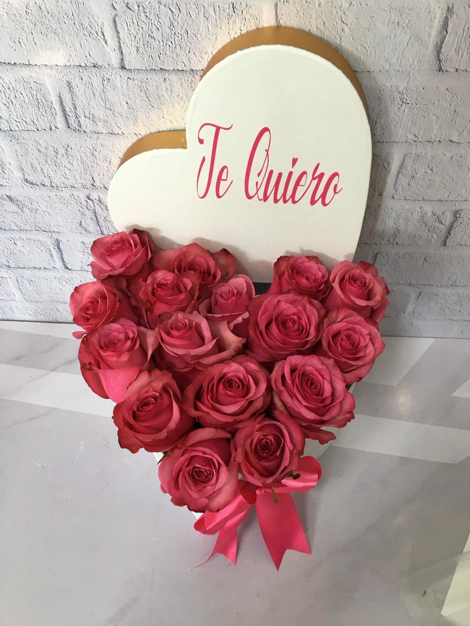 Arreglo de Flores en Caja en forma de Corazón