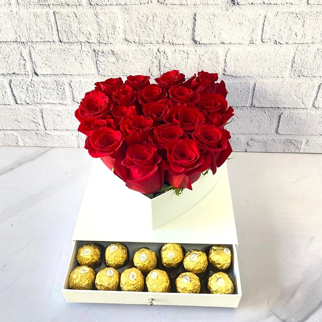 Arreglo 18 rosas rojas con corazon blanco con gaveta y 12 chocolates Ferrero Rocher