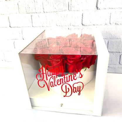 Arreglo 18 rosas rojas con corazon blanco con gaveta y 12 chocolates Ferrero Rocher