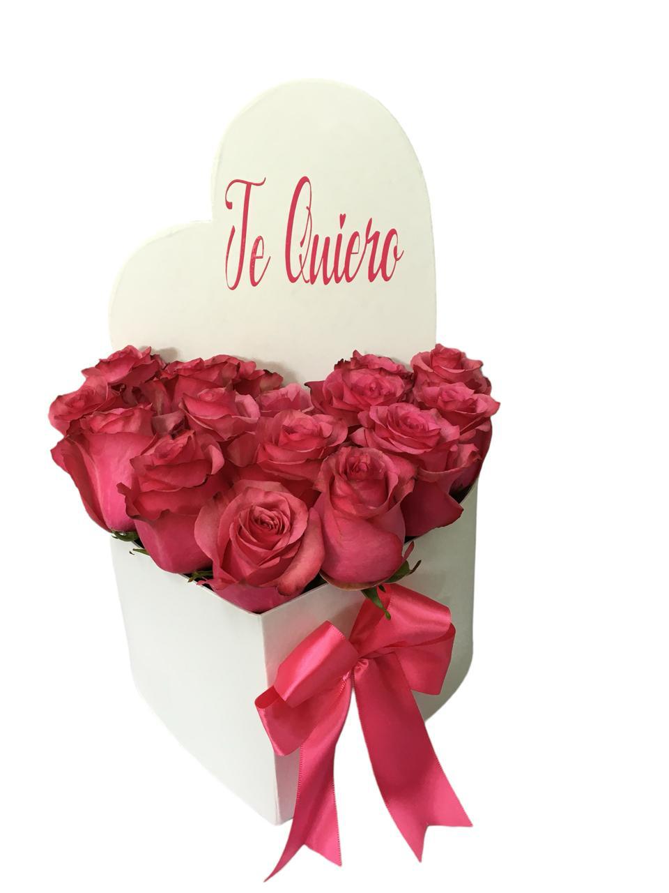 Arreglo de Flores en Caja en forma de Corazón
