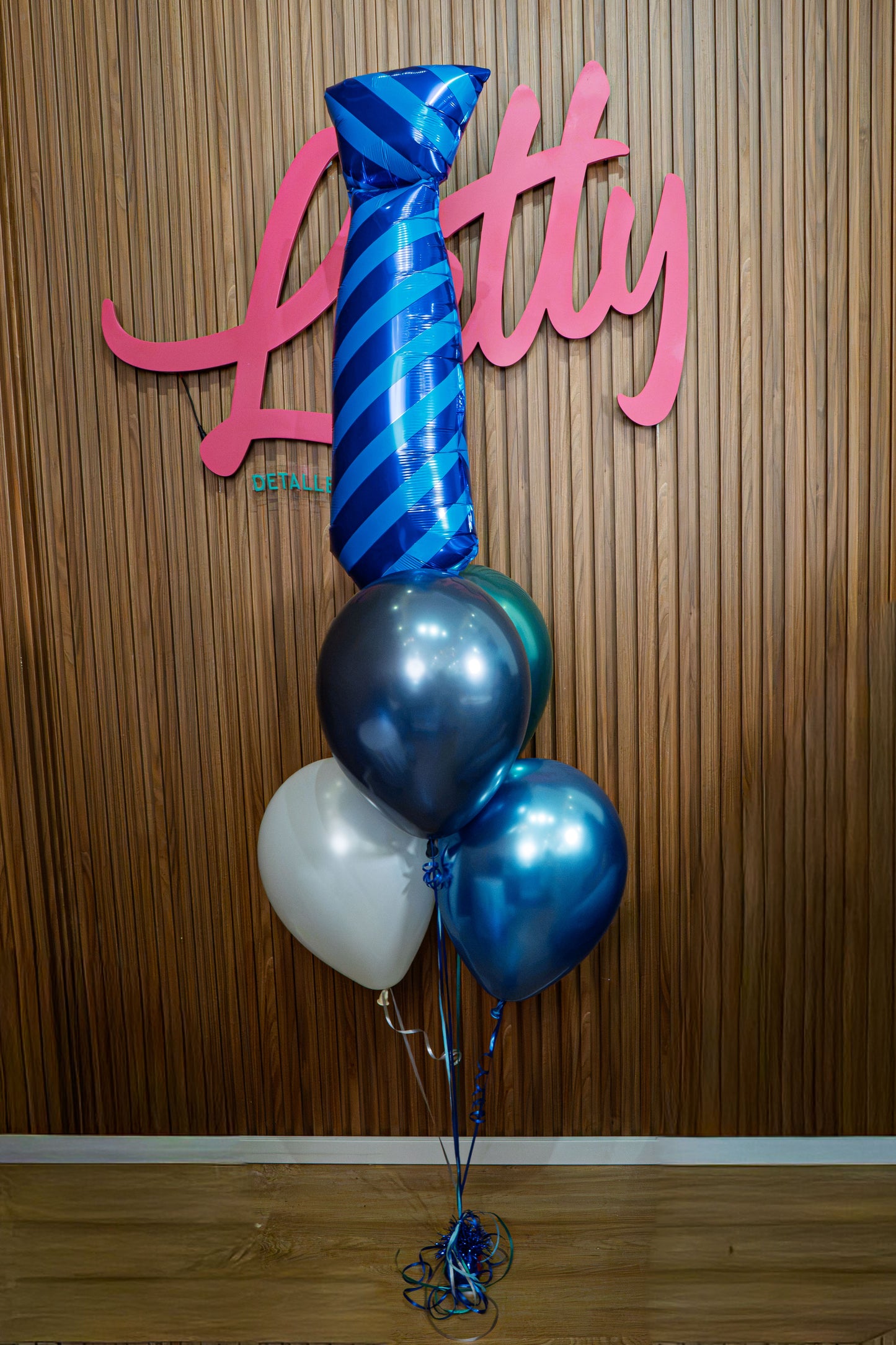 Ramo de globos "Corbata clásica" para caballero