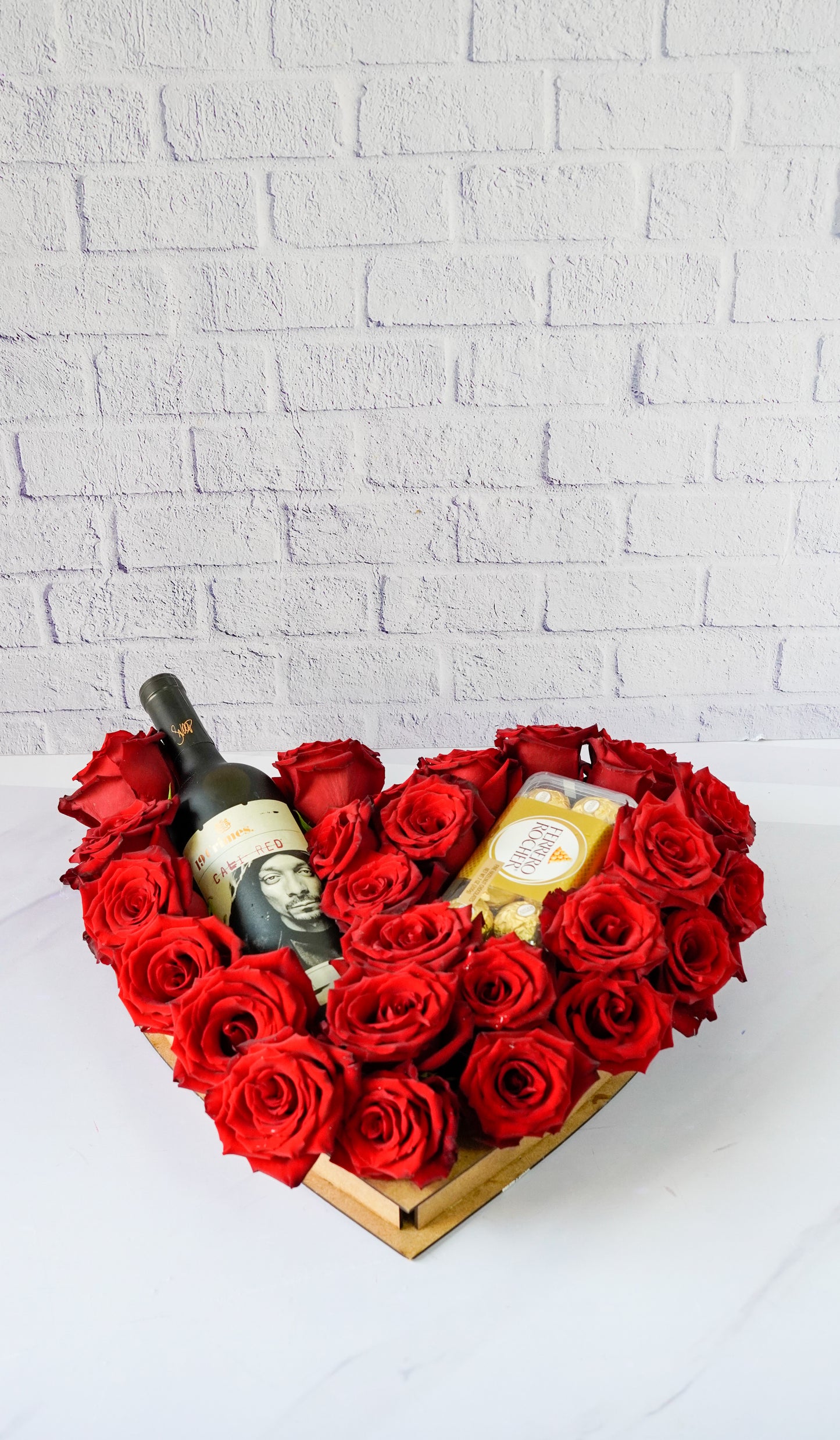 Arreglo de Flores con Vino & Chocolates
