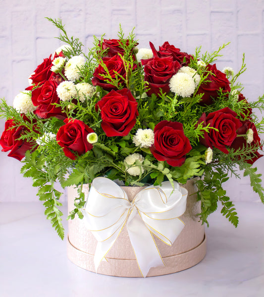 Arreglos de flores rosas rojas y blancas