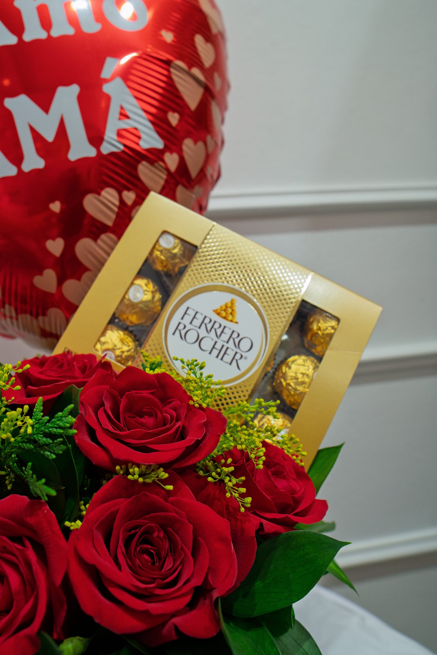 Caja de Rosas Rojas con Ferrero Rocher y Globo para Mamá ❤️🎈