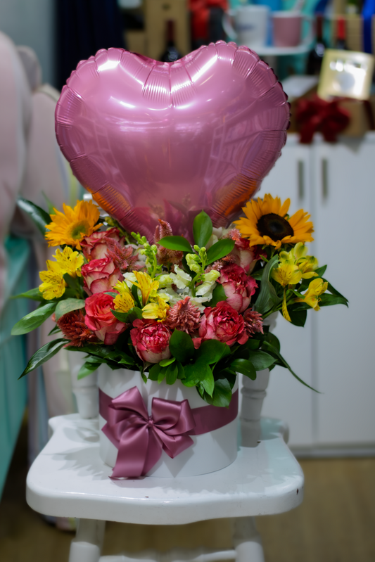 Arreglo Floral Premium con Globo Corazón Rosa 💖🌻