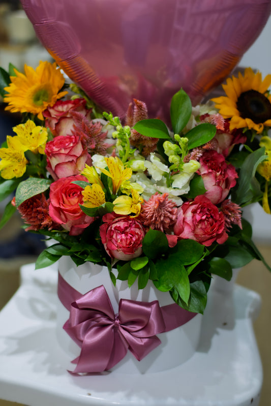 Arreglo Floral Premium con Globo Corazón Rosa 💖🌻